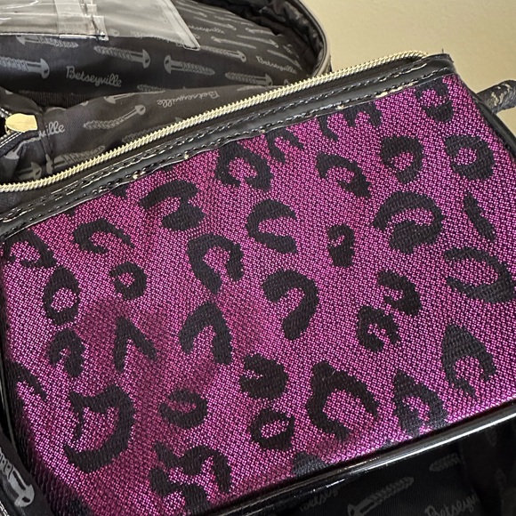 Betseyville Ruffled Cosmetic Case Betsey Johnson - Picture 10 of 10